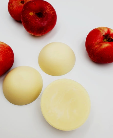 Runde Körperbutter dekoriert mit Pfirsichen