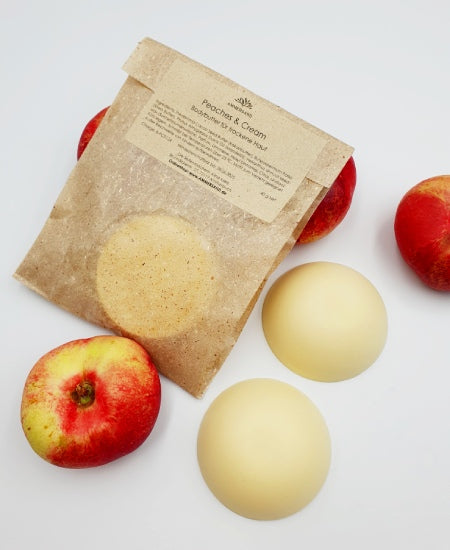 Runde Körperbutter dekoriert mit Pfirsichen und Graspapier-Verpackung