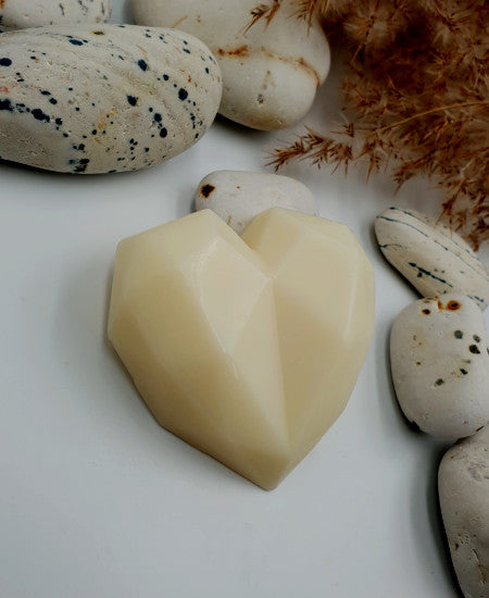 Handgemachte Körperbutter Bodybutter in moderner polygon Herzform