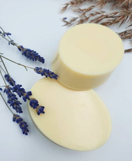 Ovale Körperbutterstücke mit Lavendel dekoriert, Nahaufnahme