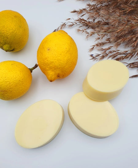 Ovale Körperbutterstücke mit Zitronen dekoriert