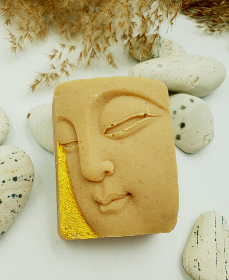 Seife in Form eines Buddha-Gesichts mit Golddekor