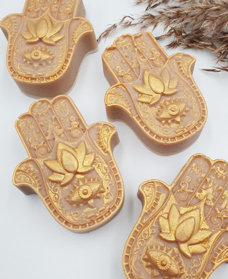 Hafermilch & Honig Seife in Form von Fatimas Hand mit Golddekor