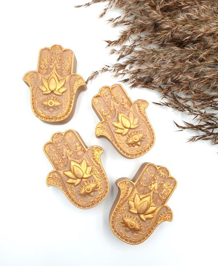 Hafermilch & Honig Seife in Form von Fatimas Hand mit Golddekor