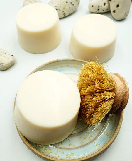 Natürliche Spülseife mit Bürste