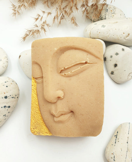 Seife in Form eines Buddha-Gesichts mit Golddekor