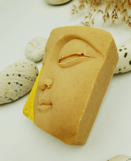 Seife in Form eines Buddha-Gesichts mit Golddekor