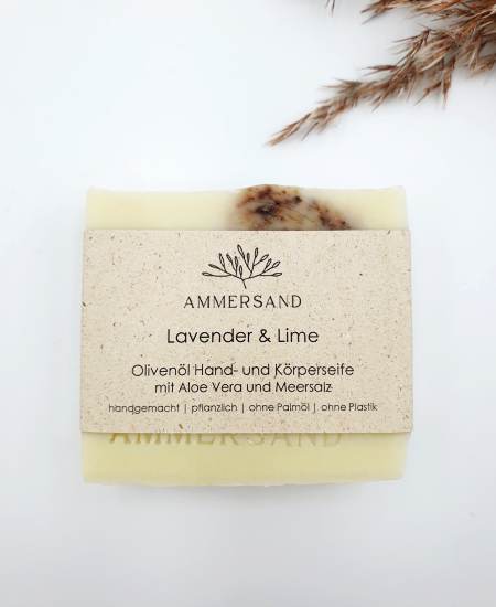 Lavender & Lime handgemachte, rustikale Seifenstücke von heller Farbe mit naturfarbenem Einschluss und Graspapier-Etikett