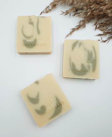 Handgemachte natürliche Seife mit hellgrünen Details