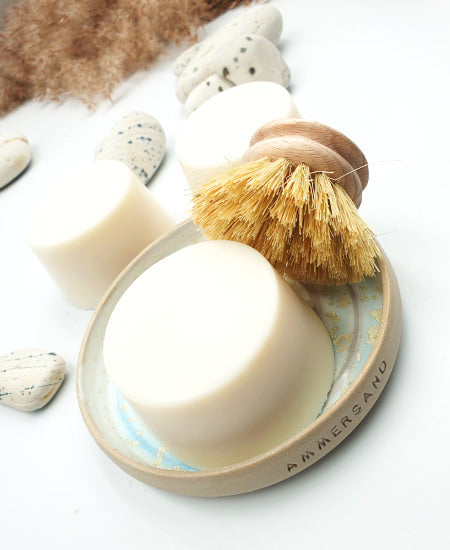 Natürliche Spülseife mit Bürste