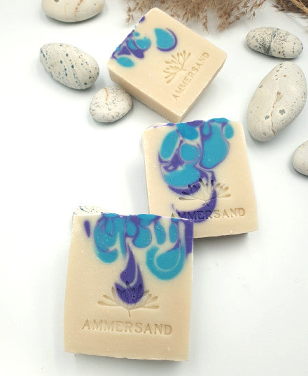 Handgemachte Seife mit lila, blau und weißen Akzenten