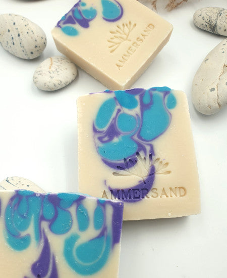 Handgemachte Seife mit lila, blau und weißen Akzenten