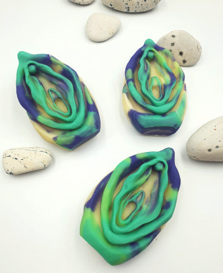 Handgemachte Seifen in Vulva-Form in grün, blau und lilafarben
