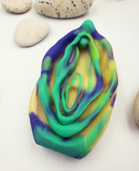 Handgemachte Seife in Vulva-Form in grün, blau und lilafarben