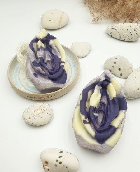 Seifen in Vulvaform in lila weiß