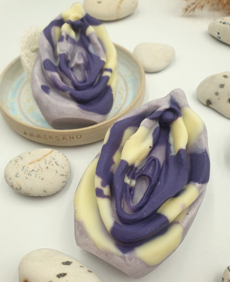 Seifen in Vulvaform in lila weiß