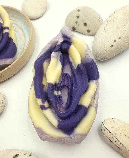 Seife in Vulvaform in lila weiß